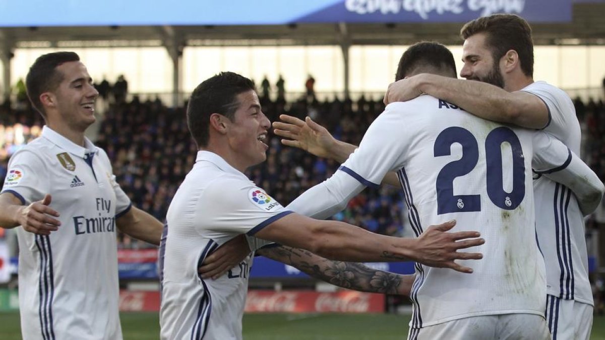 Lucas Vázquez, James, Asensio y Nacho celebran uno de los goles madridistas.