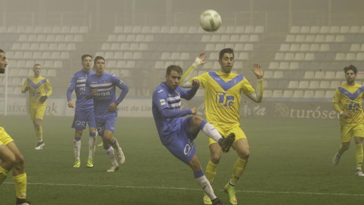 Cristian Gómez refusa la pilota davant d’un jugador del Badalona dissabte passat.