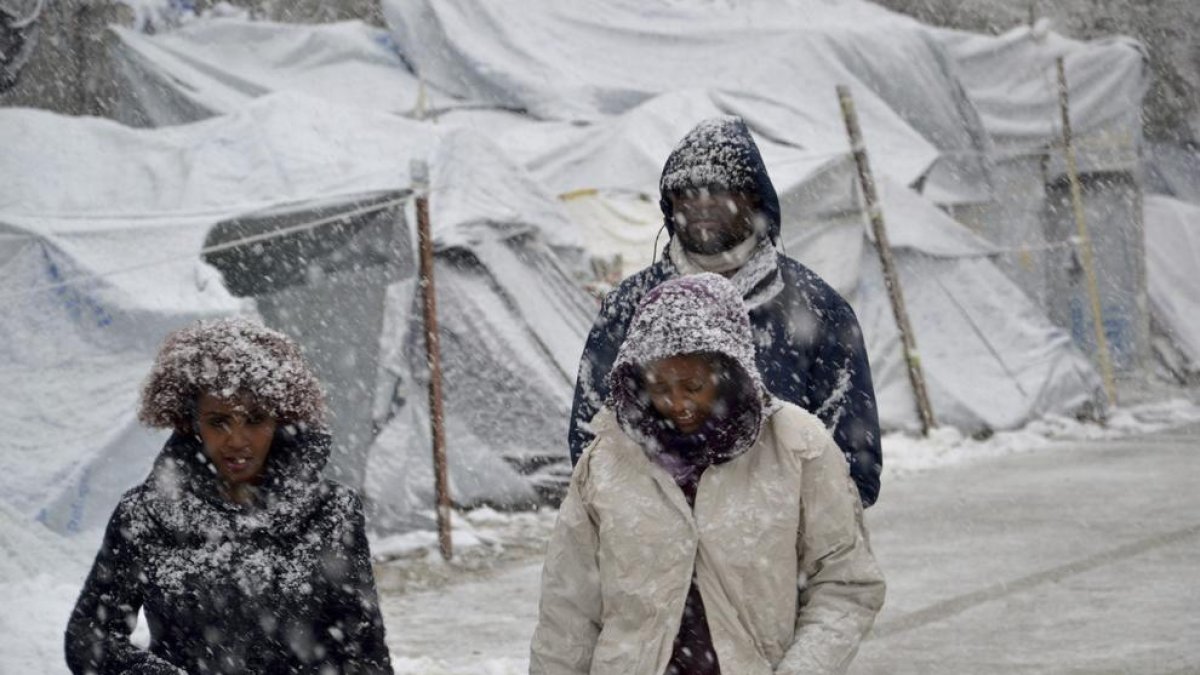 Diversos refugiats caminen en un campament a Lesbos.