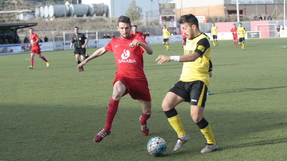 Un jugador del Balaguer intenta deshacerse de la presión de uno del Alpicat en el derbi de ayer.