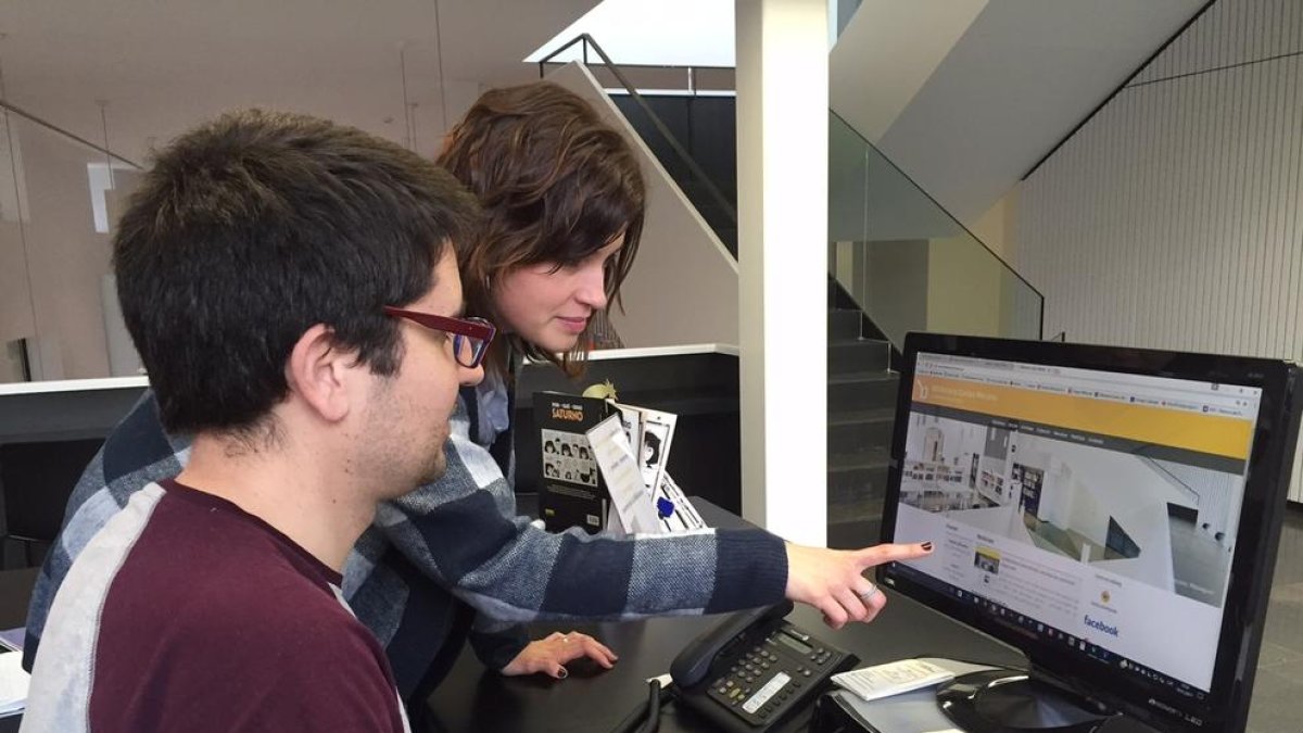 El creador de la nueva web de la biblioteca de Solsona, Jose Alonso, con la directora, Ester Barniol.