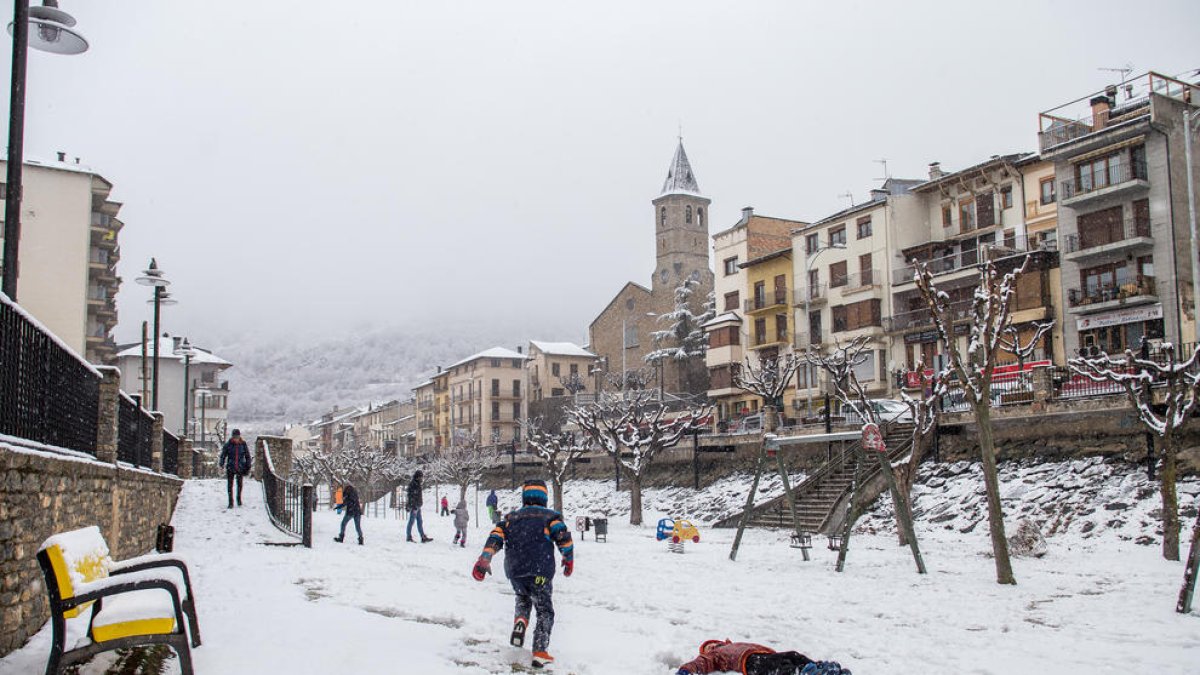 La localitat de Sort es va despertar ahir blanca i ningú es va voler perdre la diversió a la neu. A la dreta, una estampa semblant al Pont de Suert.