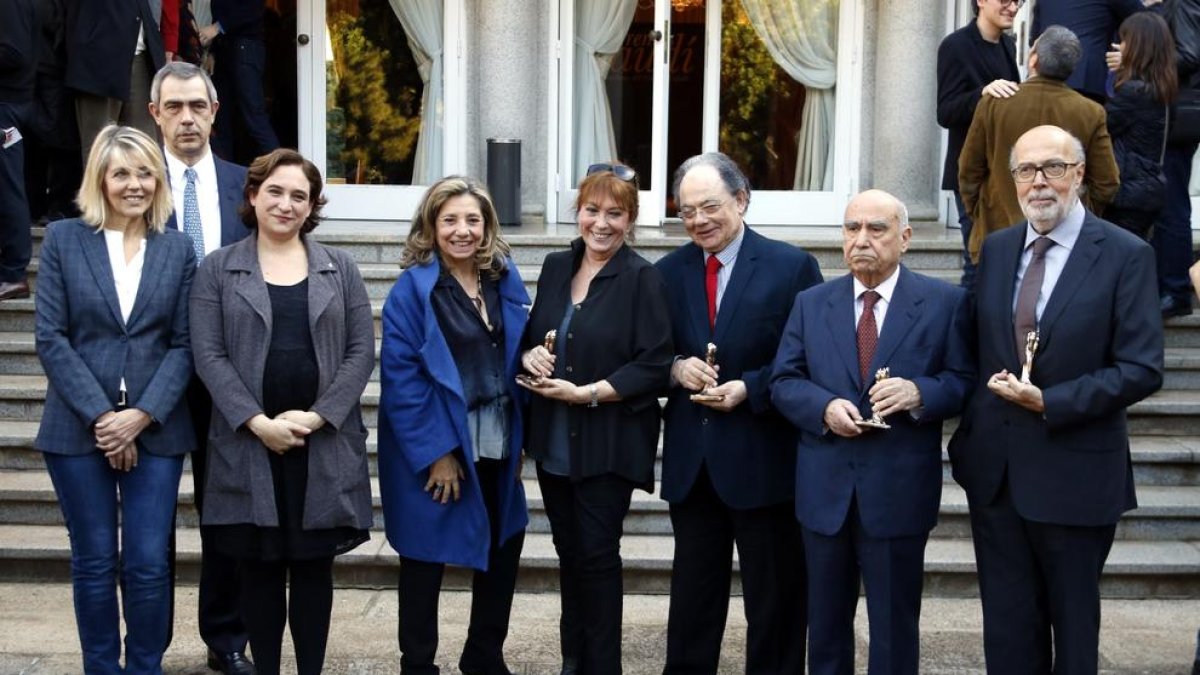 Ada Colau i Isona Passola, ahir amb els nous membres d’honor de l’Acadèmia del Cine Català.