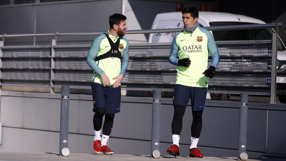 Leo Messi y Luis Suárez durante el entrenamiento que hizo ayer la plantilla azulgrana.