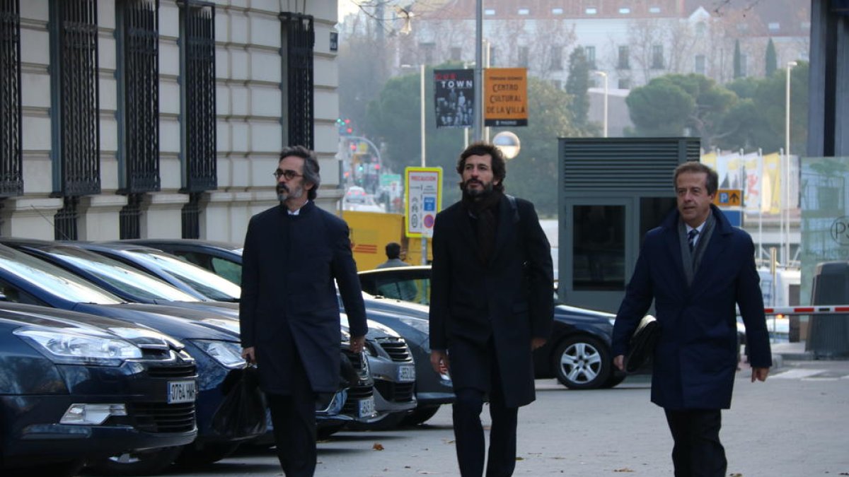 Oleguer Pujol y sus abogados llegando a la Audiencia Nacional de Madrid.