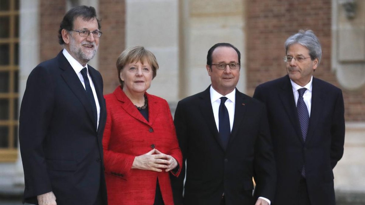 Rajoy, Merkel, Hollande y Gentiloni, ayer en Versalles.