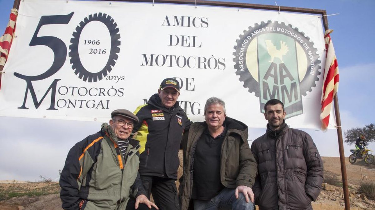 Harry Everts, flanqueado por el entonces presidente del MC Montgai Josep Maria Gili y el actual Vicent Solé, y Alfred Camps, del MC Alpicat.