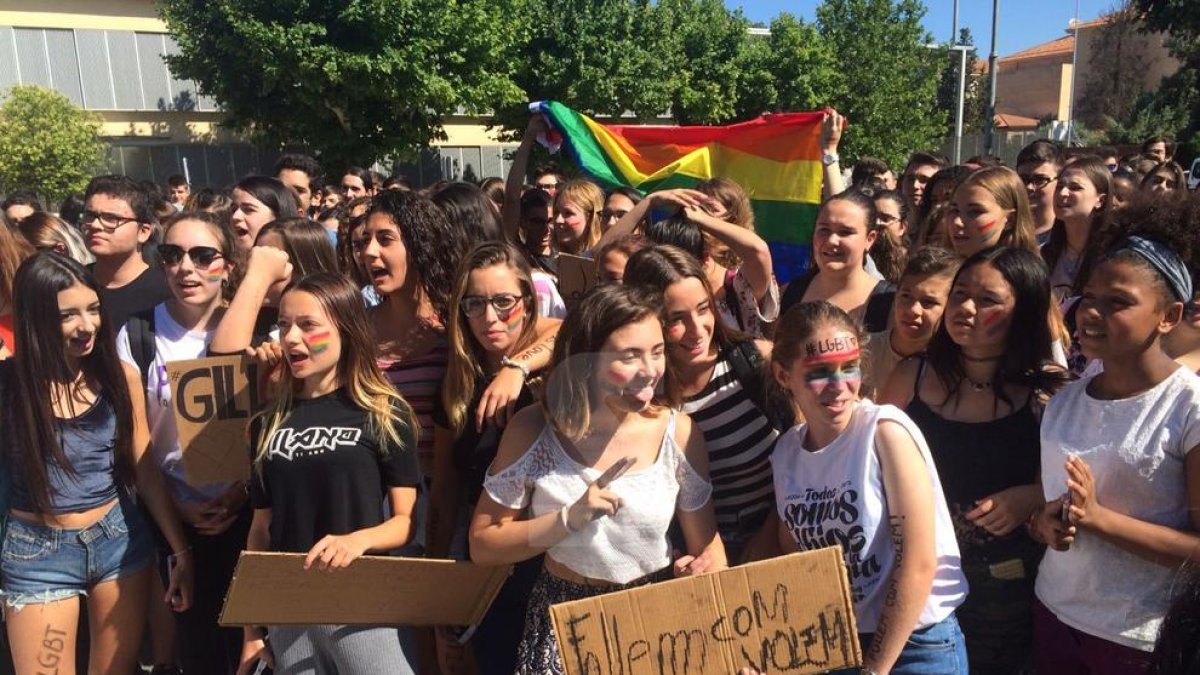 La concentración de estudiantes este miércoles en el patio del instituto Gili i Gaya contra los comentarios homófobos de un profesor.