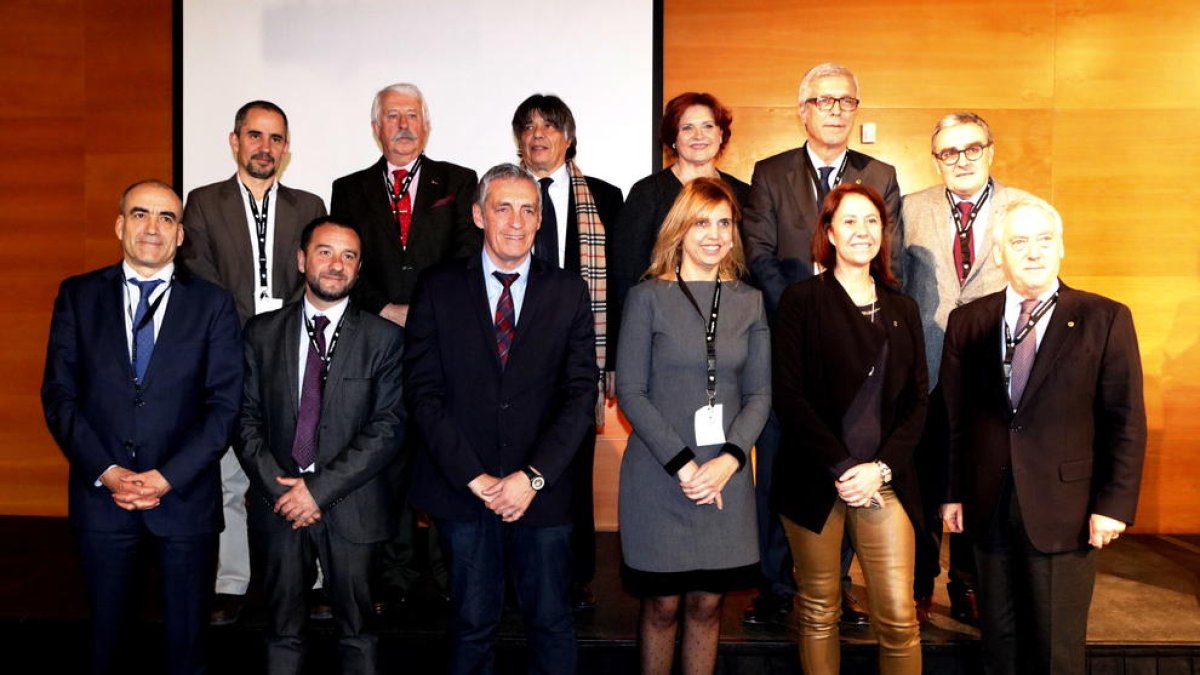 Foto de família dels alcaldes que van participar en la jornada.