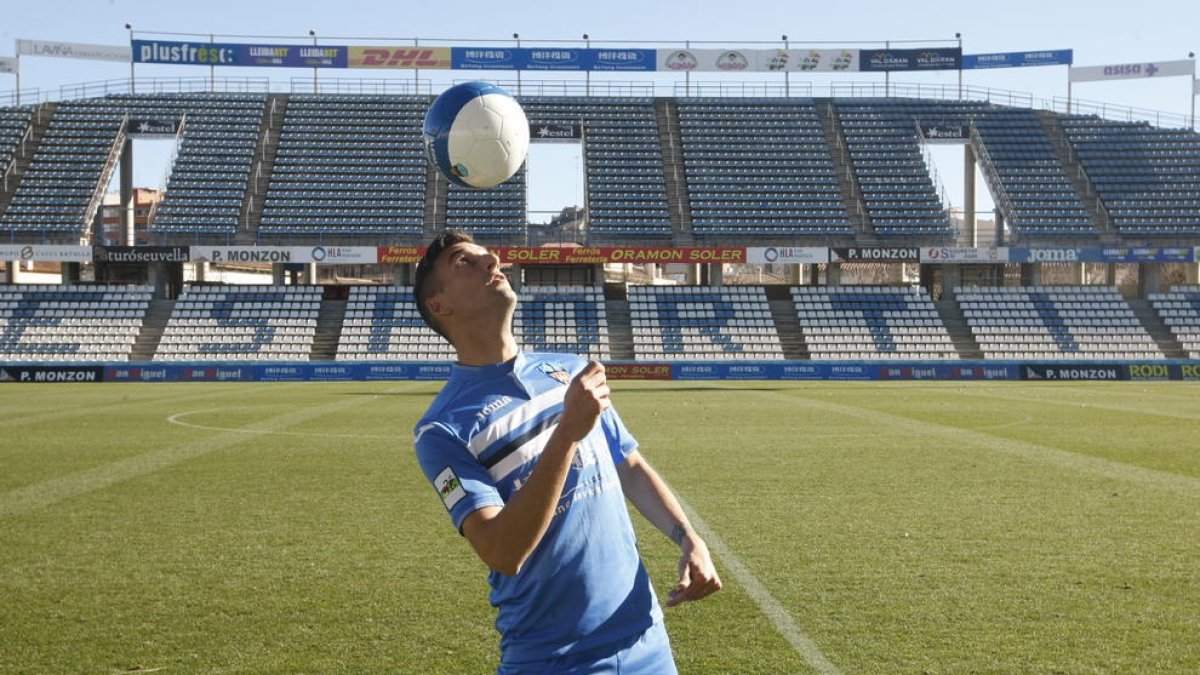 El nuevo futbolista del Lleida, Marc Nierga, ayer durante su presentación en el Camp d’Esports.