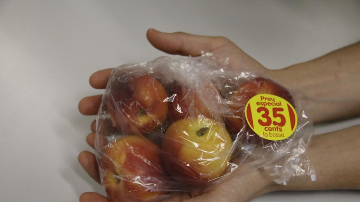 La bossa amb nectarines a 35 cèntims d'euro.