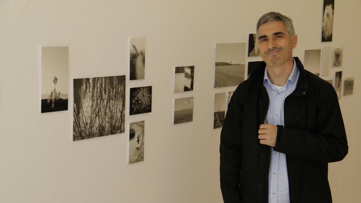 Antoni Benavente junto a  algunas de las fotografías que conforman ‘Quadern de viatge’. 