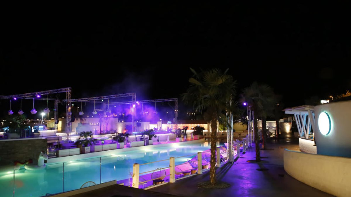 La discoteca, ubicada en el polígono Neoparc, abrió sus puertas la pasada medianoche.