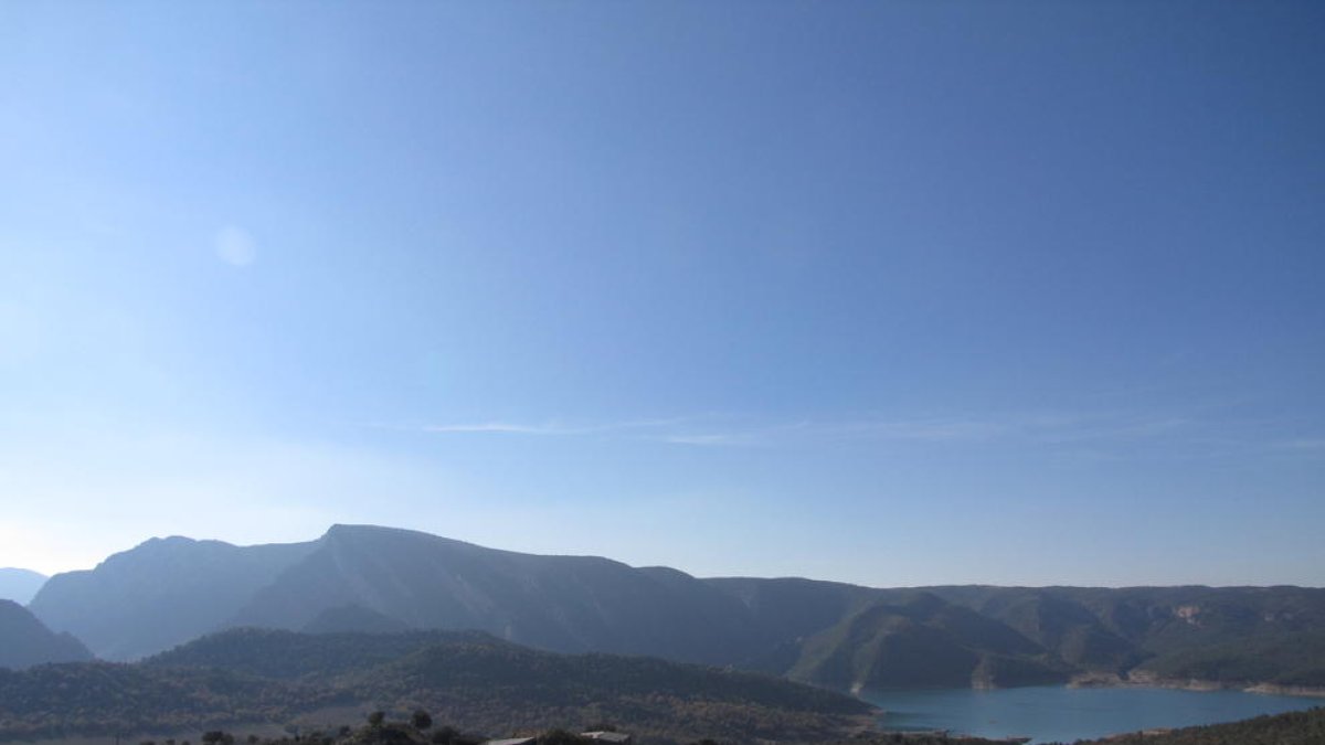 Vista del embalse de Canelles desde el núcleo de Corçà. 