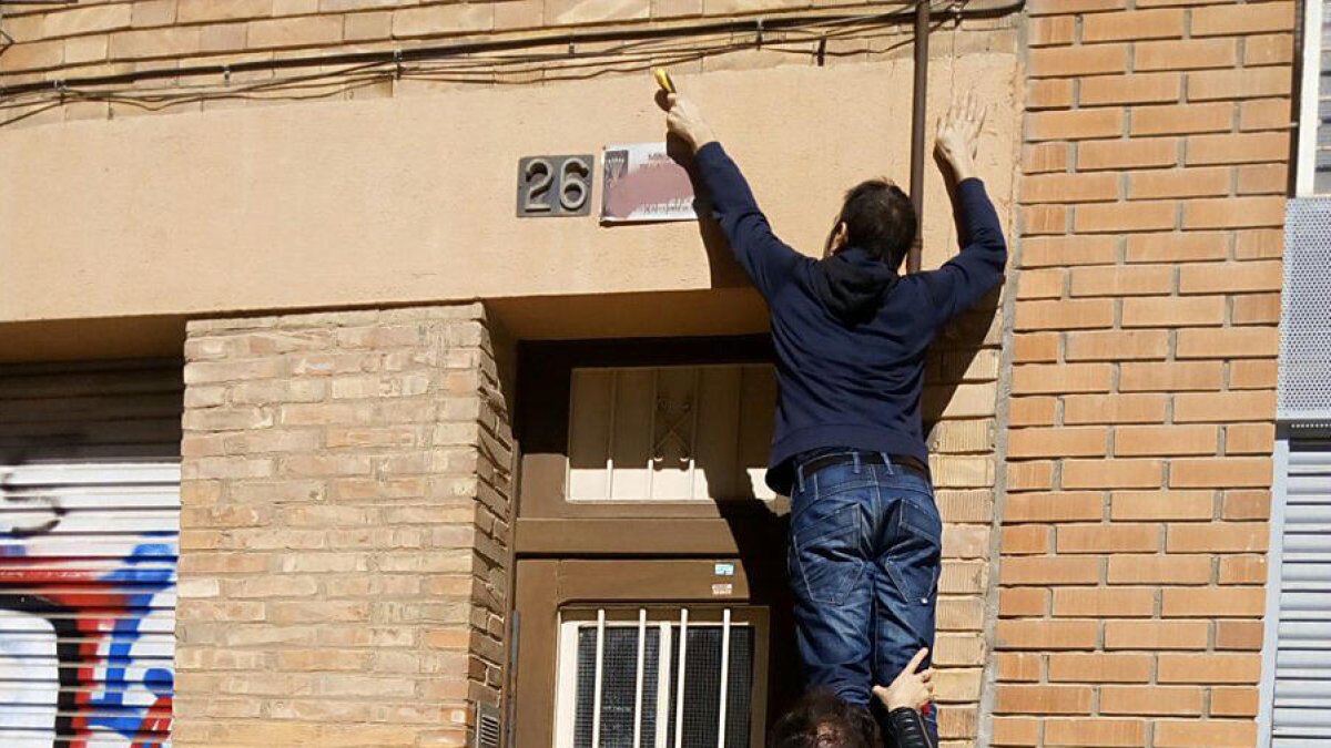 Dos edils de la Crida retiren una placa franquista aquesta setmana.