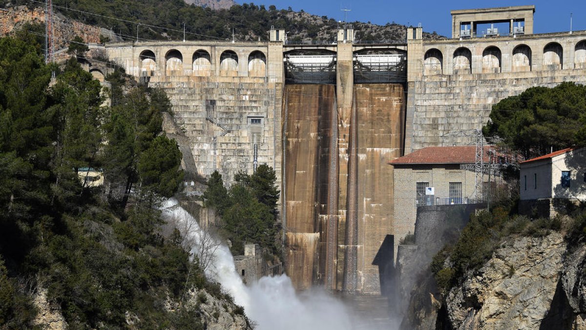 La presa d’Oliana, inspeccionada amb la de Rialb, i l’aigua sortint de la canonada lateral.