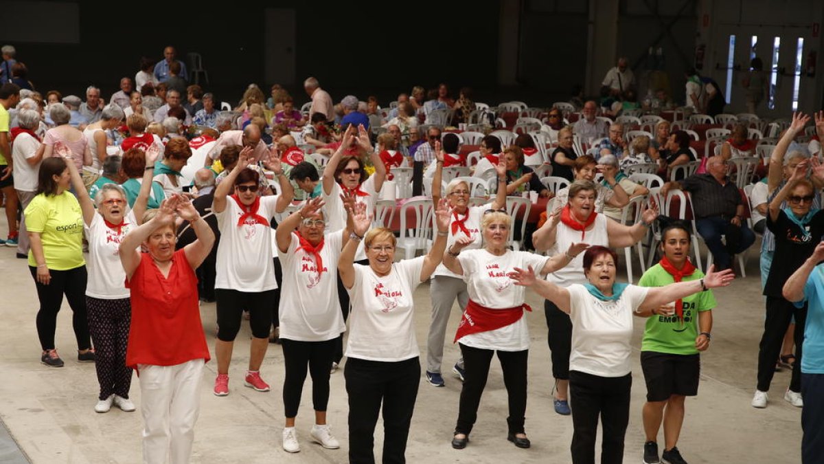 Ball amb l’Orquestra Glacé, ahir a la festa de la tercera edat als Camps Elisis.