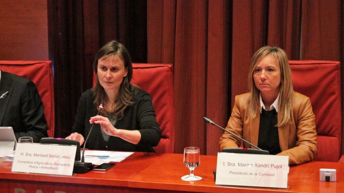La consellera Meritxell Serret junto a la presidenta de la comisión de Agricultura, Marisa Xandri.