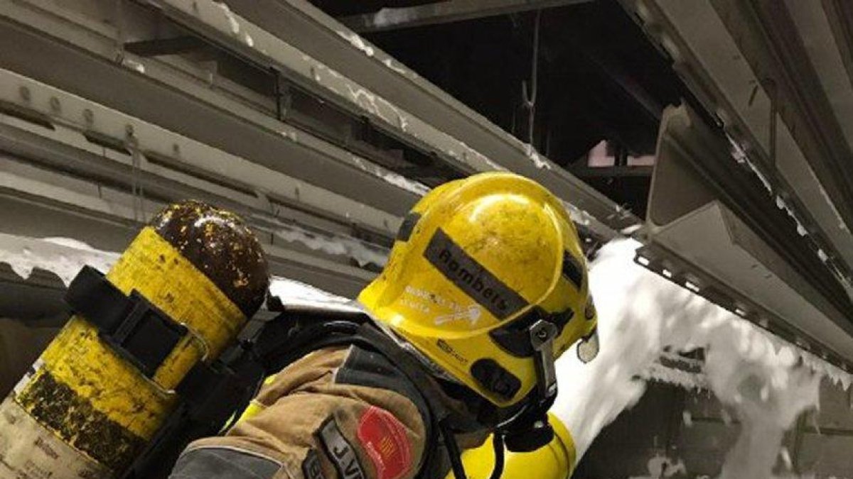 Los bomberos también han trabajado este martes en un incendio en una empresa de Viladecavalls que ha afectado extractor humos y una fundición de recogida de pinturas y disolventes. En este caso no ha habido heridos.