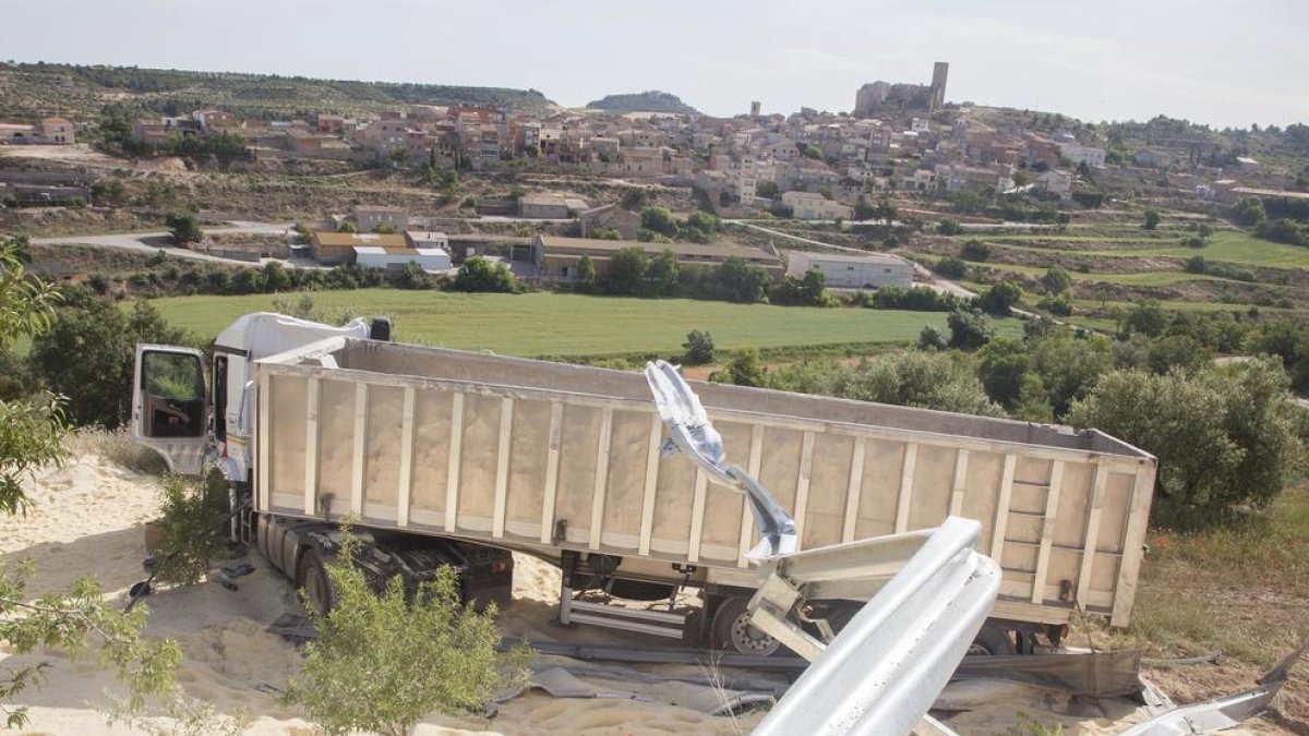 El camió accidentat, que transportava farina de panís, va sortir de la via i va caure per aquest desnivell a la C-14 al seu pas per Ciutadilla.