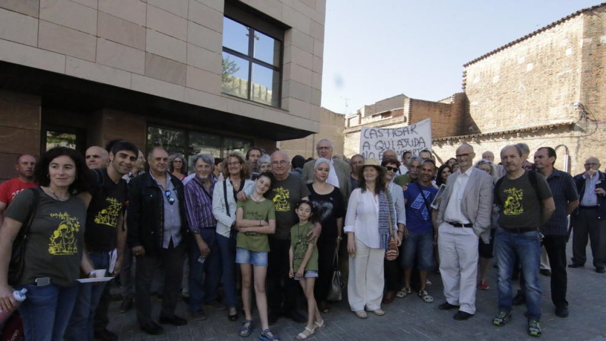 Mig centenar de persones van donar suport a Pàmies abans del judici (esquerra), que es va celebrar al Penal 2 (dreta).