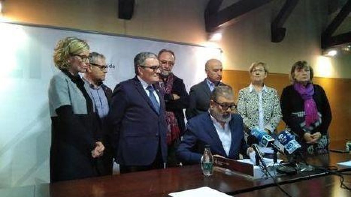 Larrosa, durant la seva internvenció davant de la premsa acompanyat per tot el govern de la Paeria.