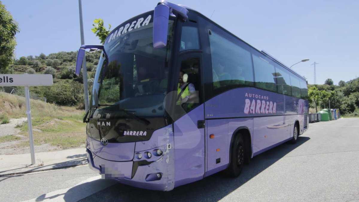 L'autocar implicat en l'accident a la C-13 a Camarasa.