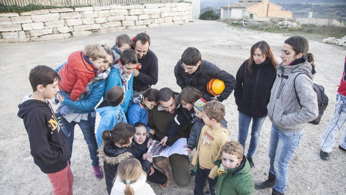 Veïns de Maldà discuteixen el projecte del parc del castell.