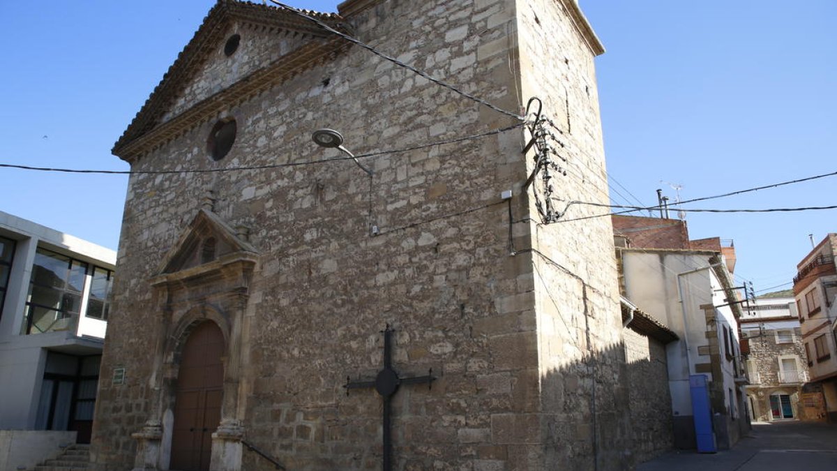 Fa deu dies que l’església de Sant Jaume de la Granja d’Escarp està tancada al públic.