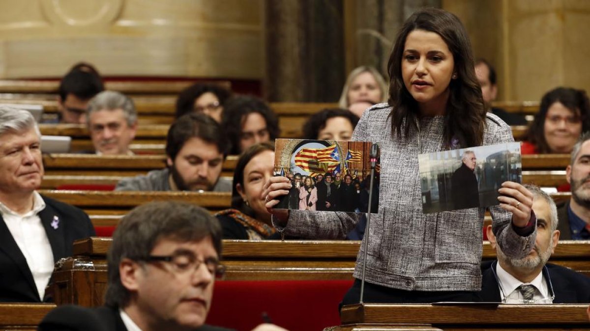 Arrimadas se dirige a Puigdemont en el Parlament.