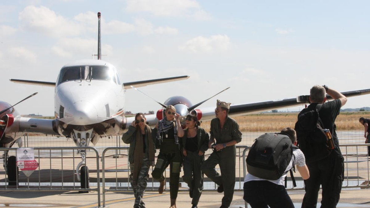 Visitants i professionals es fotografiaven amb les avionetes exposades a la pista de l’aeroport.