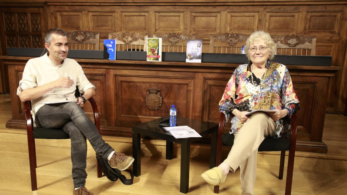 L’escriptor lleidatà Llorenç Capdevila va conversar amb Isabel-Clara Simó a la cita final del festival.
