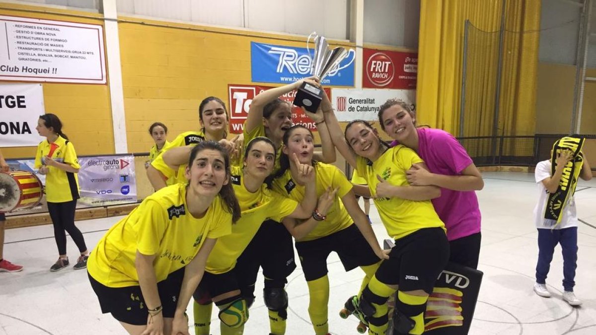 Las jugadoras celebraron el ascenso en la misma pista del Girona.