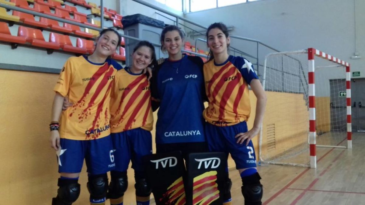 Les quatre jugadores del club que van jugar amb la Catalana.