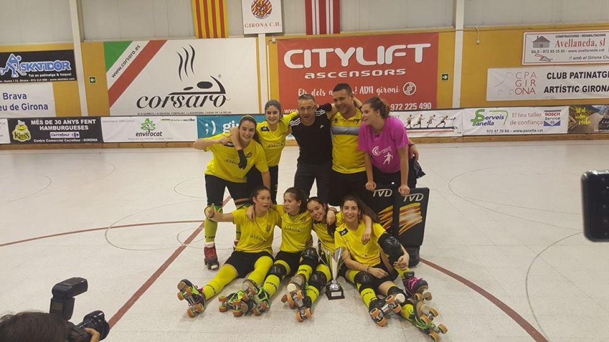 El ascenso del equipo a la OK Liga se celebró con emoción y alegría en la misma pista de Girona.