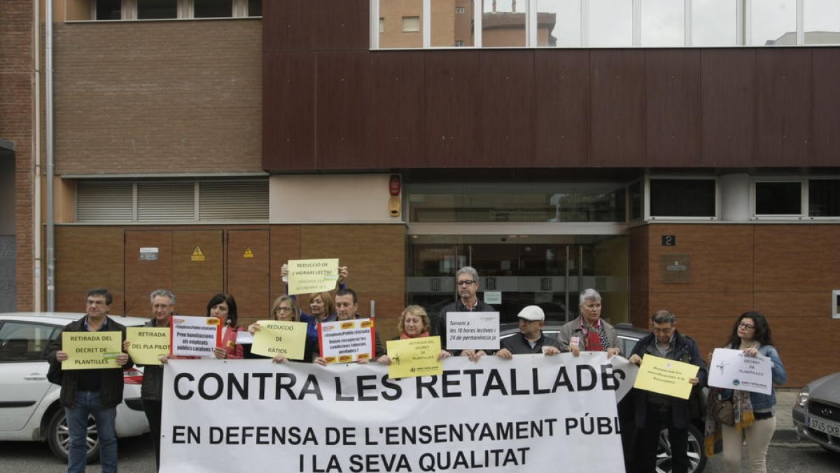 Una protesta ante la sede de Enseñanza en Lleida.