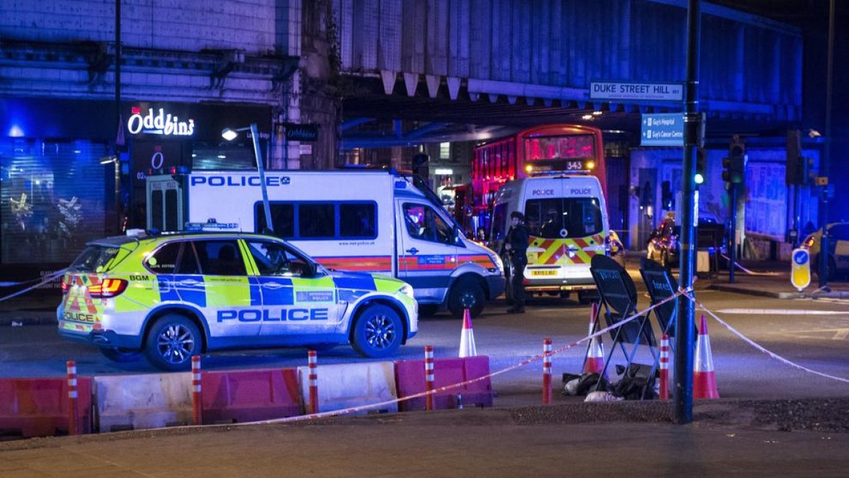 Imatge de la zona del London Bridge minuts després de l’atropellament, amb el desplegament de policies i ambulàncies.