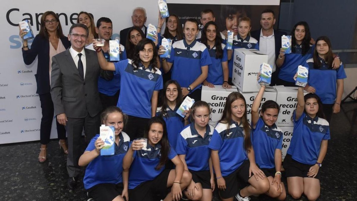 Les jugadores de l'infantil de l'AEM de Lleida han participat en la promoció de la campanya 'Cap nen sense bigoti'.