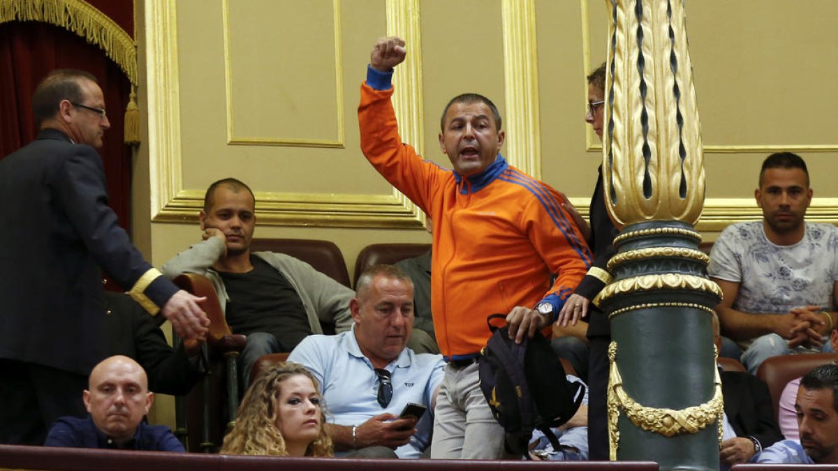 Los estibadores protestaron ayer en el congreso tras la aprobación de la reforma.