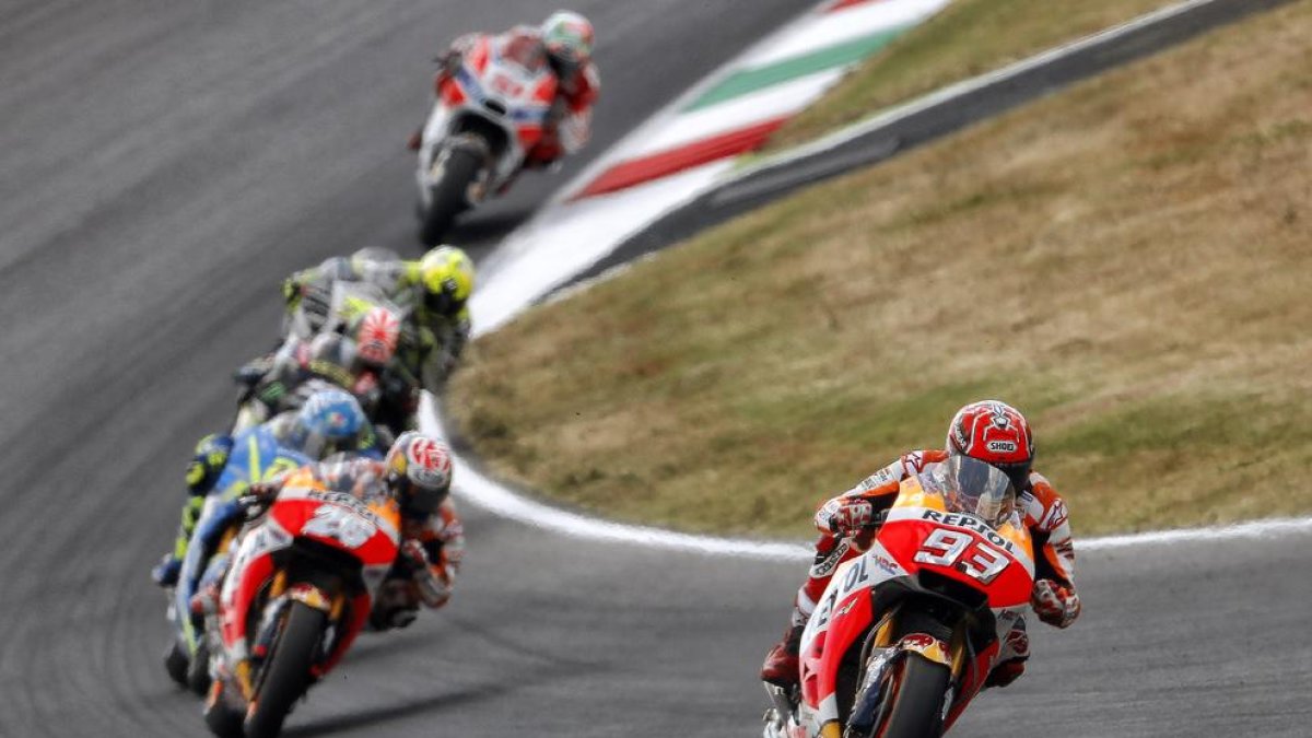 Marc Màrquez roda al davant de Dani Pedrosa, ahir a Mugello.