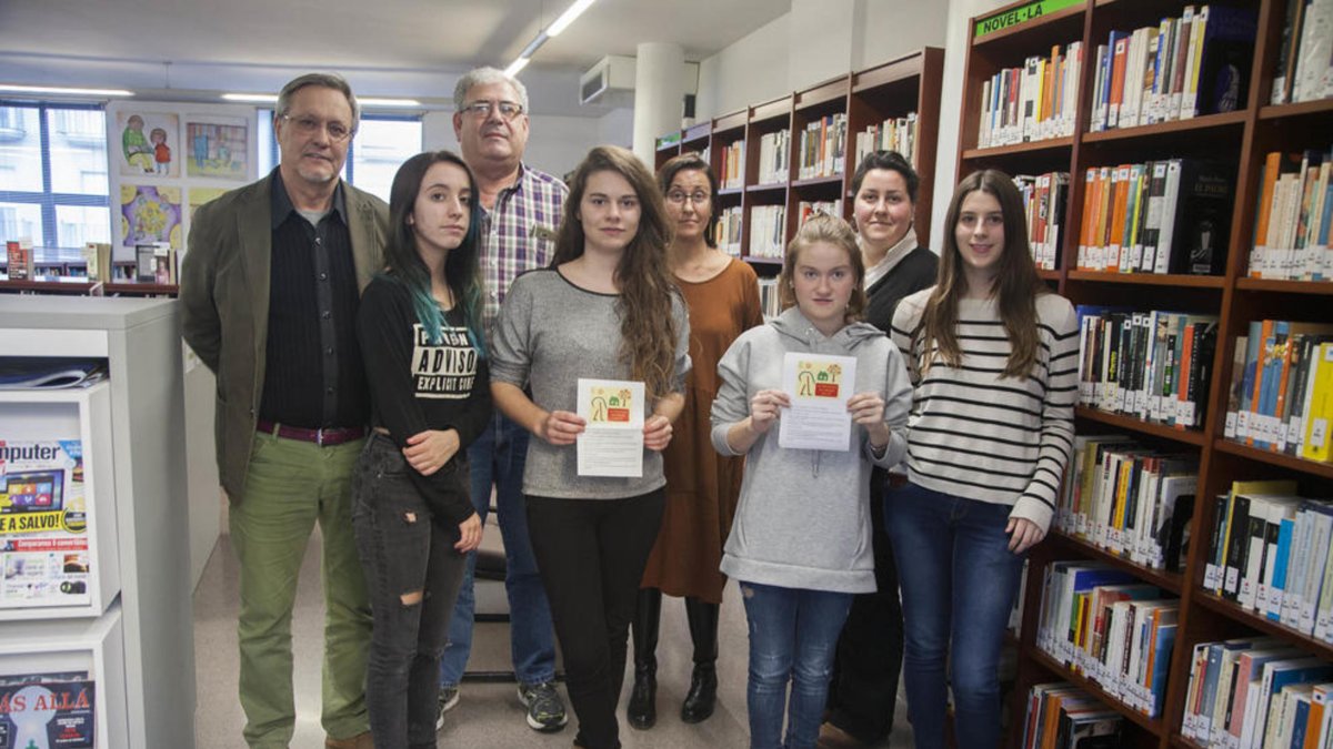 Un grup de voluntàries, ahir, amb la directora de la biblioteca i responsables polítics de Bellpuig.