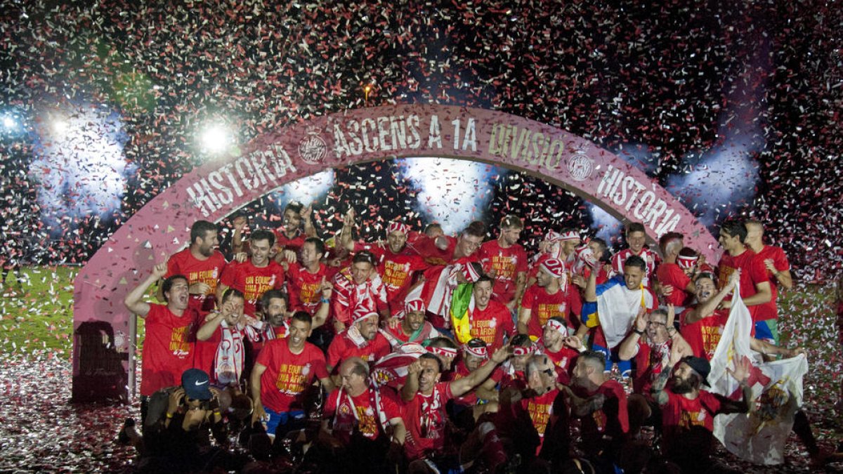 La plantilla al completo del Girona celebró el ascenso por todo lo alto en el terreno de juego al más puro estilo Champions.