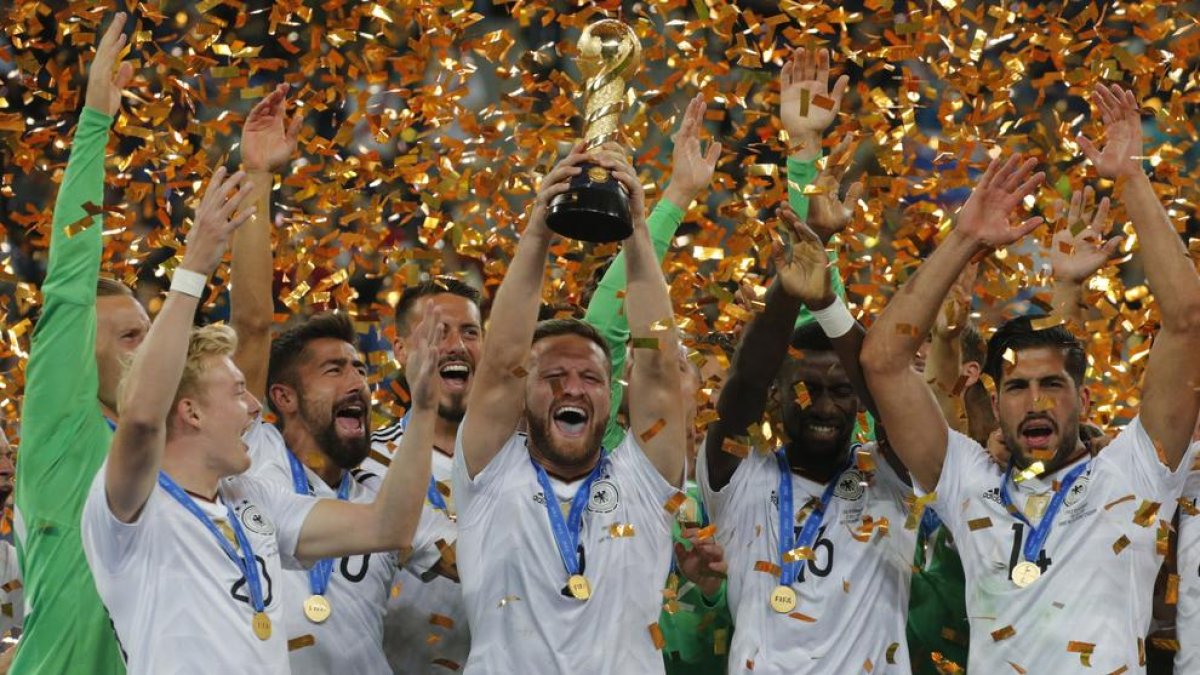 Jugadores de la selección de Alemania festejan el título de la Copa Confederaciones que ganaron ayer.