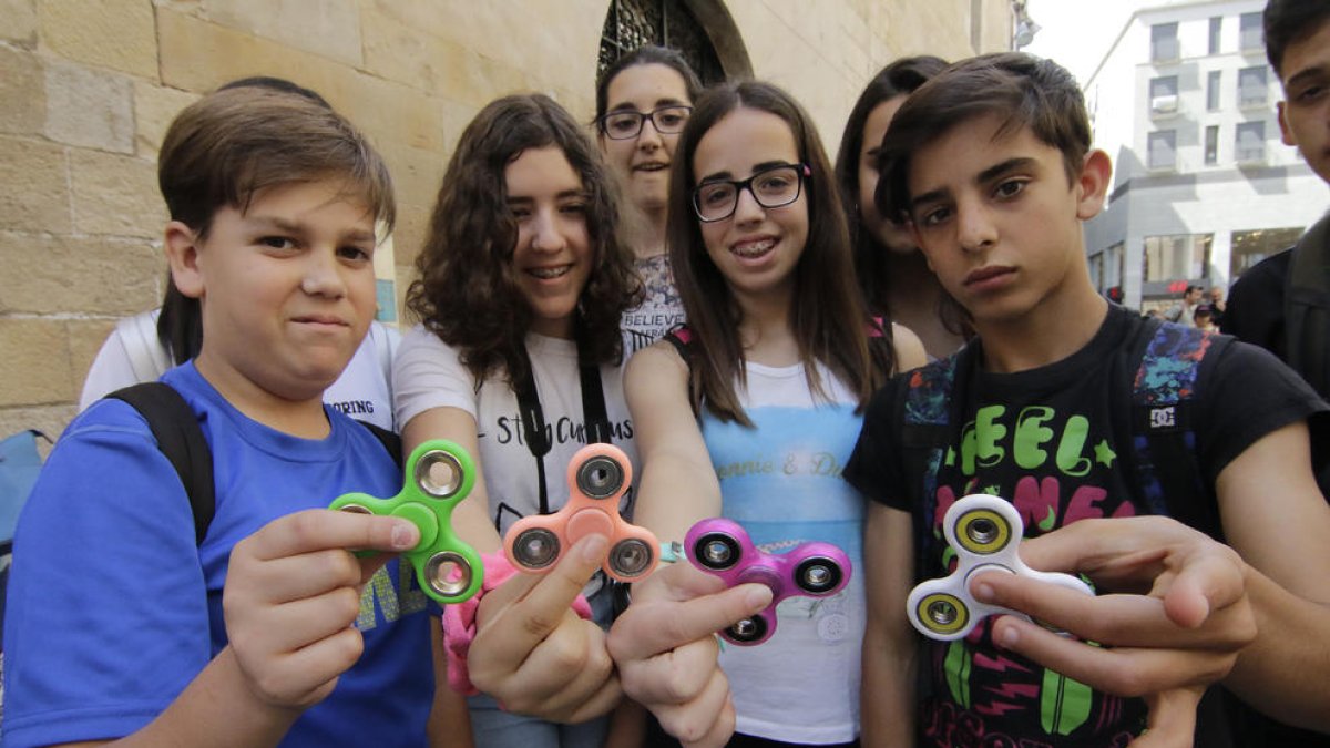 Estudiantes del Col·legi El Carme de La Bordeta, ayer en el Eix Comercial de Lleida, usando sus “spinners” durante una excursión. 