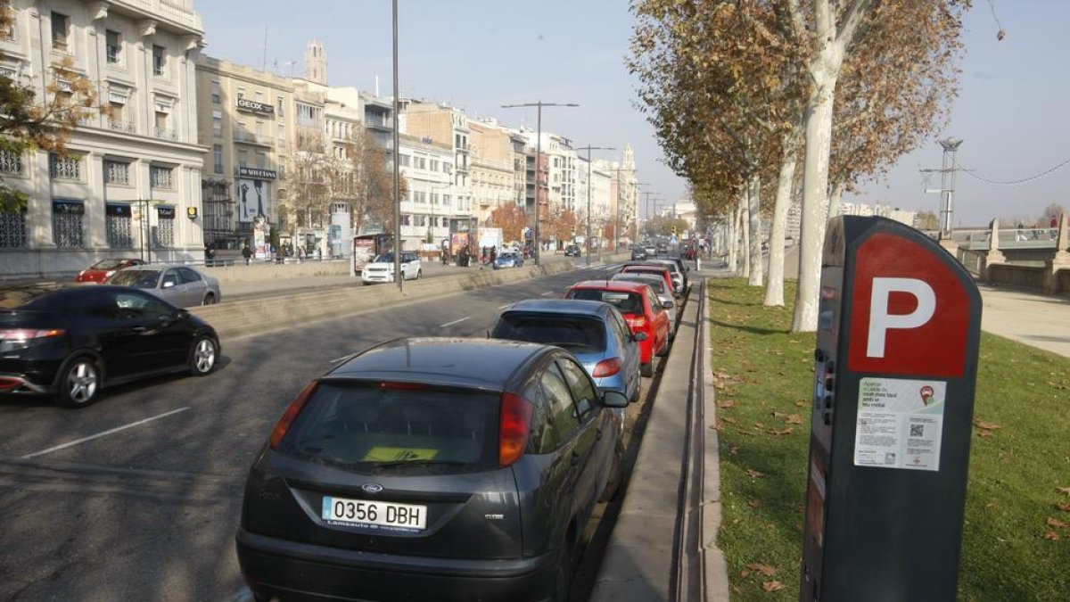 Aparcamiento de zona azul en la avenida Madrid.