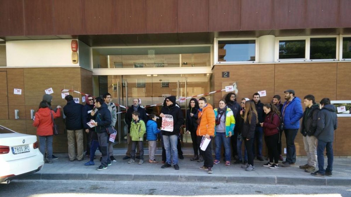 La concentració de protesta de la CGT d’ahir davant Ensenyament.