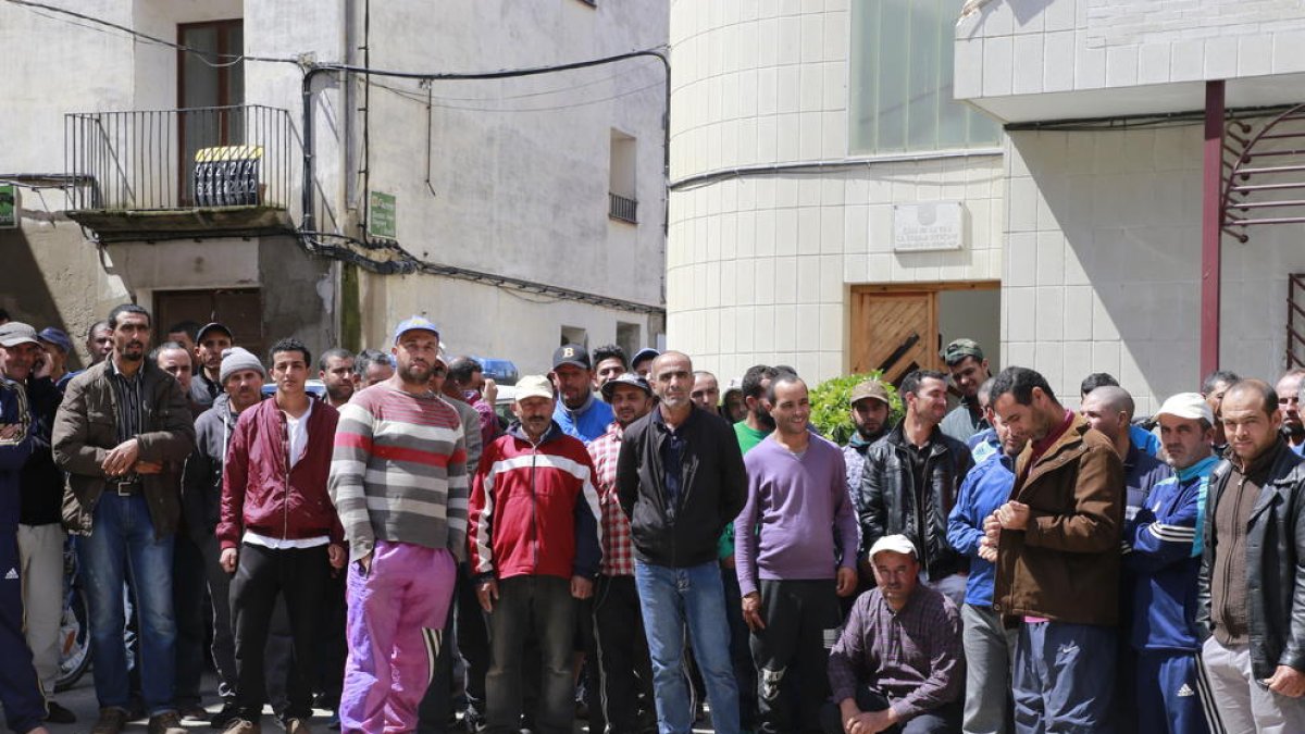 Un grup de temporers concentrats ahir a la Granja d’Escarp.