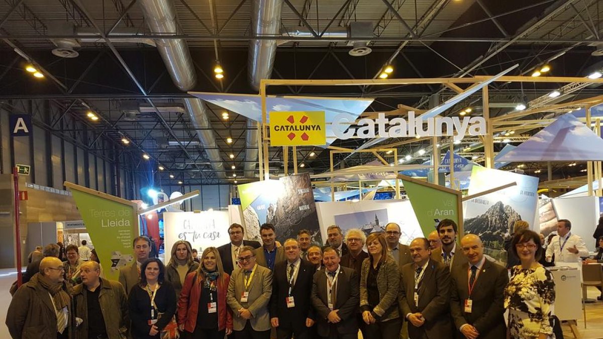 Joan Reñé y Àngel Ros junto al resto de representantes de las comarcas de Lleida en Fitur 2017.