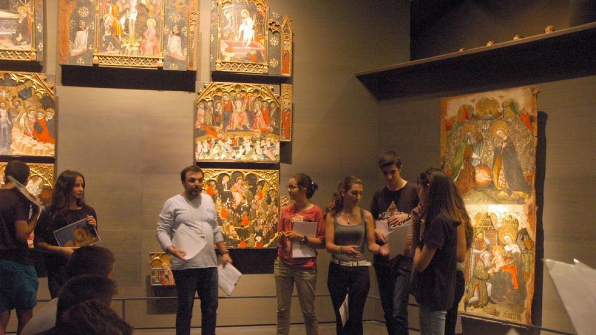 El responsable educatiu del Museu, en una activitat amb alumnes.