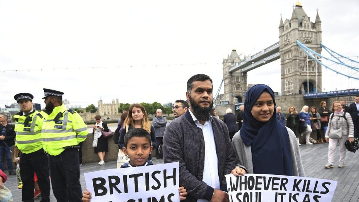 Centenars de persones de totes les religions van guardar un minut de silenci davant el Pont de Londres.